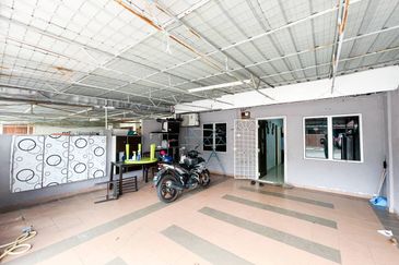1sty Bandar Kinrara BK 4 Puchong Cantik Reno Extend Dapur, Geran Ada