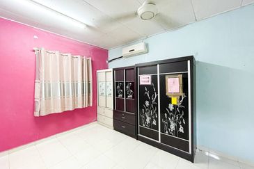 1sty Bandar Kinrara BK 4 Puchong Cantik Reno Extend Dapur, Geran Ada