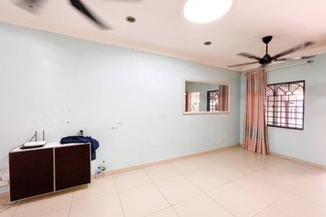 1sty Bandar Kinrara BK 4 Puchong Cantik Reno Extend Dapur, Geran Ada