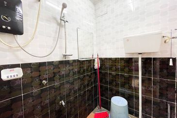 1sty Bandar Kinrara BK 4 Puchong Cantik Reno Extend Dapur, Geran Ada