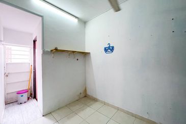 1sty Bandar Kinrara BK 4 Puchong Cantik Reno Extend Dapur, Geran Ada