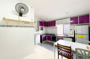 1sty Bandar Kinrara BK 4 Puchong Cantik Reno Extend Dapur, Geran Ada