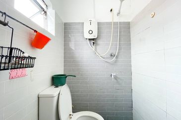 1sty Bandar Kinrara BK 4 Puchong Cantik Reno Extend Dapur, Geran Ada