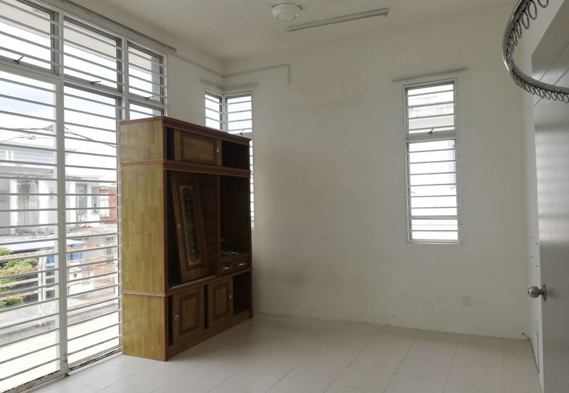 Bandar Saujana Putra 2sty Semi D Cluster Jual Murah, Kitchen Cabinet