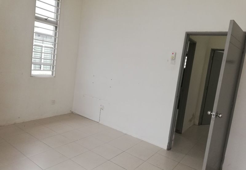 Bandar Saujana Putra 2sty Semi D Cluster Jual Murah, Kitchen Cabinet