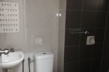 Bandar Saujana Putra 2sty Semi D Cluster Jual Murah, Kitchen Cabinet