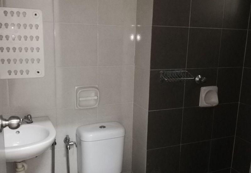 Bandar Saujana Putra 2sty Semi D Cluster Jual Murah, Kitchen Cabinet