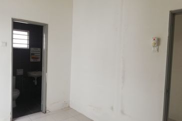 Bandar Saujana Putra 2sty Semi D Cluster Jual Murah, Kitchen Cabinet