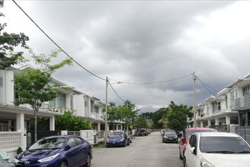 Bandar Saujana Putra 2sty Semi D Cluster Jual Murah, Kitchen Cabinet