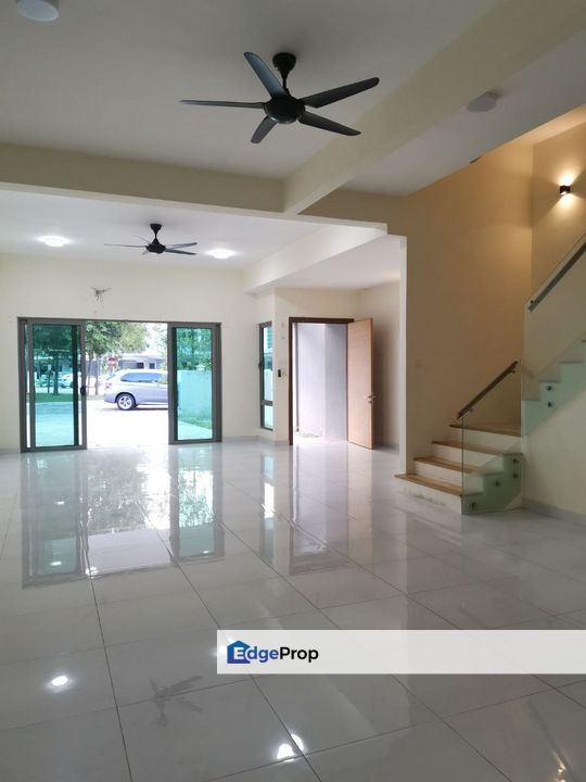 3sty Disland Residence Puchong Freehold Non Bumi,Murah, Like New House, Selangor, Puchong
