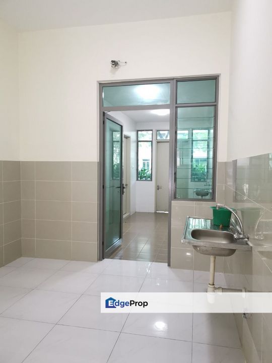 3sty Disland Residence Puchong Freehold Non Bumi,Murah, Like New House, Selangor, Puchong