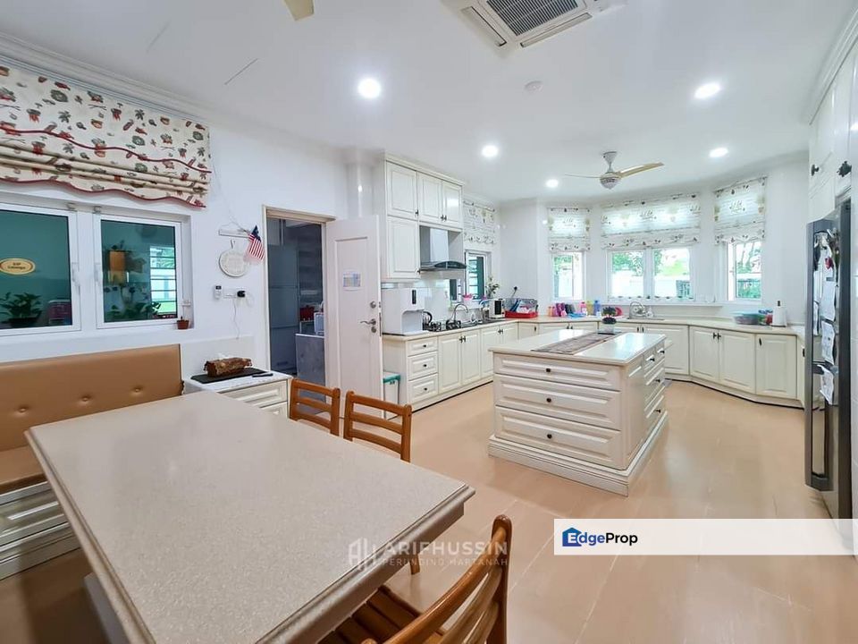 2.5 sty bungalow Seksyen 10 Shah Alam Cantik, Swimming Pool,  12 rooms, Selangor, Shah Alam