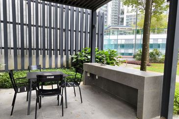 1Medini & Medini Signature