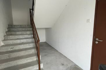 Brand New 2 Storey Terrace Factory for Sale with 2-ton Goods Hoist