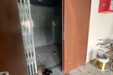 Brand New 2 Storey Terrace Factory for Sale with 2-ton Goods Hoist