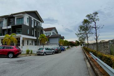 Rawang Bayu Lagenda Corner 2.5 storey house for sale