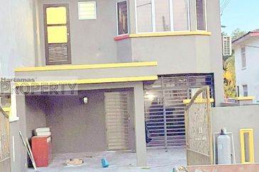 Bukit Beruntung Double Storey House For Rent