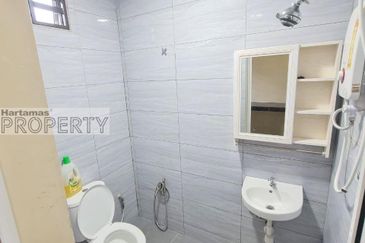 Bukit Beruntung Double Storey House For Rent