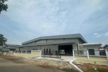 Bukit Beruntung Factory Warehouse For Rent