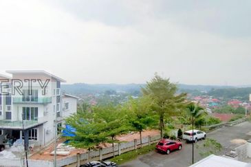 Serendah 2.5 Storey Semi-D For Sale