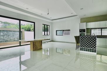 For Sale: Luxurious 3-Storey Bungalow @ Subang Heights East - Freehold!