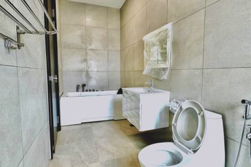 For Sale: Luxurious 3-Storey Bungalow @ Subang Heights East - Freehold!