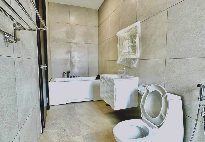 For Sale: Luxurious 3-Storey Bungalow @ Subang Heights East - Freehold!