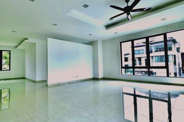 For Sale: Luxurious 3-Storey Bungalow @ Subang Heights East - Freehold!