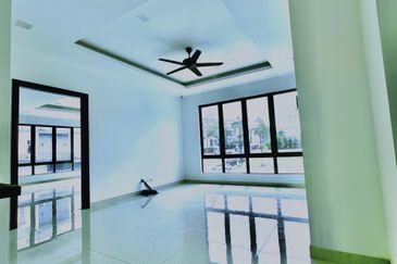 For Sale: Luxurious 3-Storey Bungalow @ Subang Heights East - Freehold!