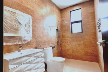 For Sale: Luxurious 3-Storey Bungalow @ Subang Heights East - Freehold!