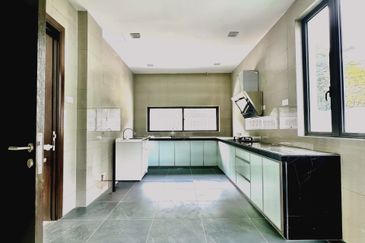 For Sale: Luxurious 3-Storey Bungalow @ Subang Heights East - Freehold!