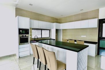 For Sale: Luxurious 3-Storey Bungalow @ Subang Heights East - Freehold!