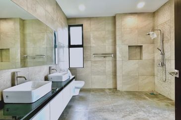 For Sale: Luxurious 3-Storey Bungalow @ Subang Heights East - Freehold!