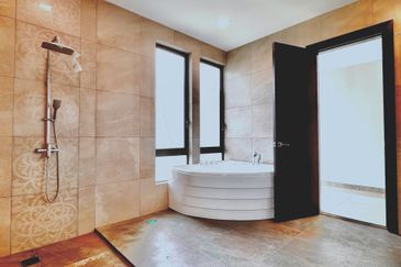 For Sale: Luxurious 3-Storey Bungalow @ Subang Heights East - Freehold!