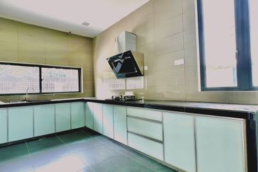 For Sale: Luxurious 3-Storey Bungalow @ Subang Heights East - Freehold!