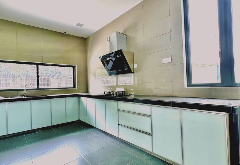 For Sale: Luxurious 3-Storey Bungalow @ Subang Heights East - Freehold!