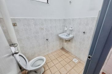 Spacious 2.5-Storey Corner Terrace for Sale in Saujana Damansara