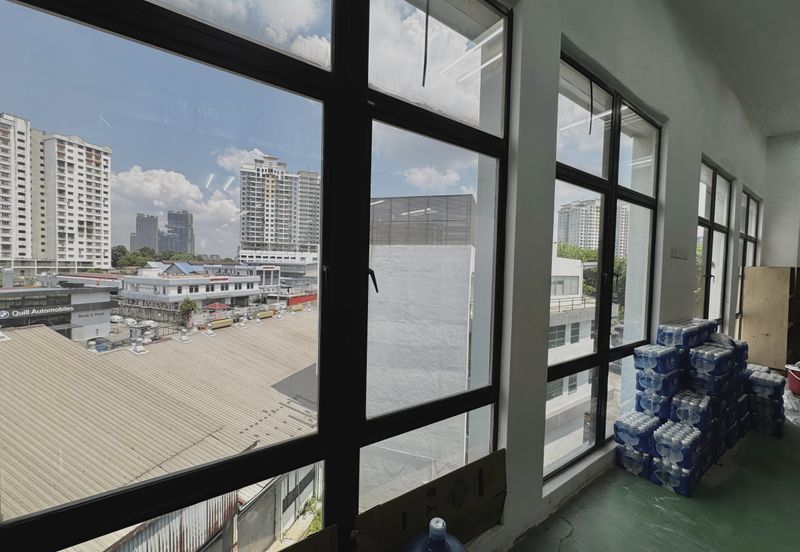 Versatile Office or Storage Space in Prime PJ Location