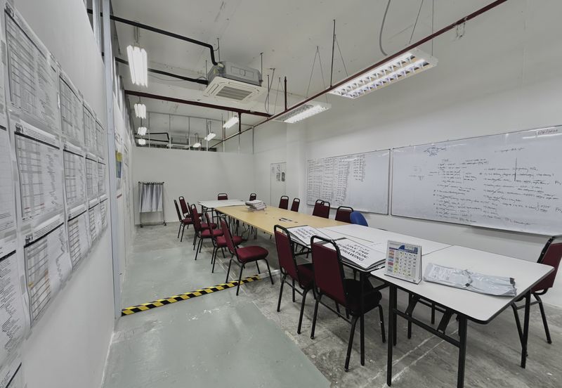 Versatile Office or Storage Space in Prime PJ Location