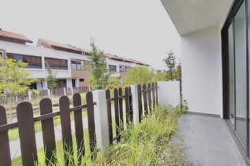 Setia Warisan Tropika (Belladonna)