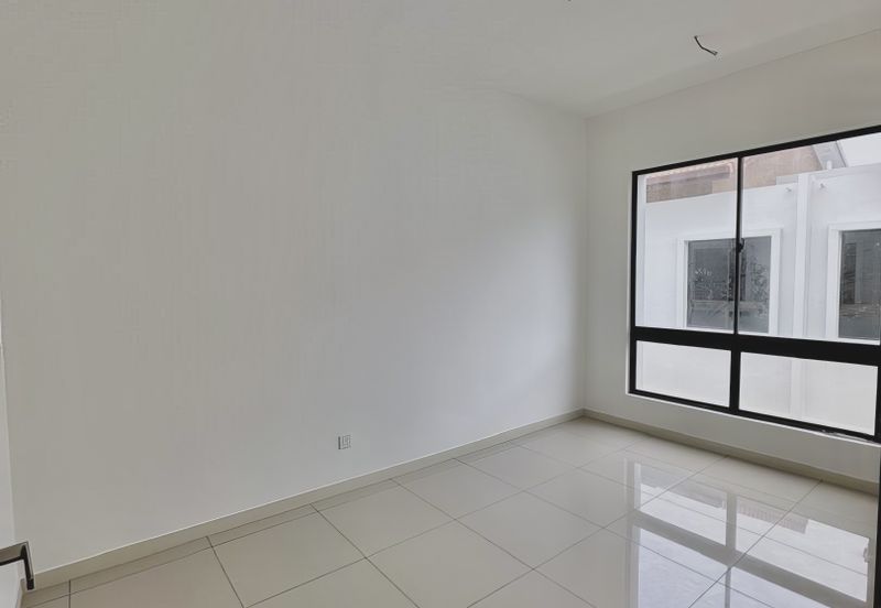 Setia Warisan Tropika (Belladonna)