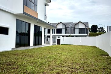 For Sale - Corner Lot Spacious Modern Design @ Anisa, Serenia City