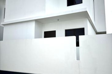 For Sale - Corner Lot Spacious Modern Design @ Anisa, Serenia City