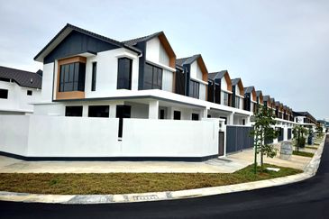 For Sale - Corner Lot Spacious Modern Design @ Anisa, Serenia City