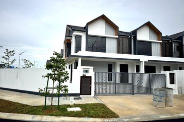 For Sale - Corner Lot Spacious Modern Design @ Anisa, Serenia City