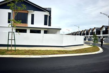 For Sale - Corner Lot Spacious Modern Design @ Anisa, Serenia City