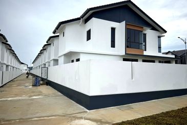 For Sale - Corner Lot Spacious Modern Design @ Anisa, Serenia City