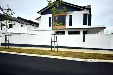For Sale - Corner Lot Spacious Modern Design @ Anisa, Serenia City