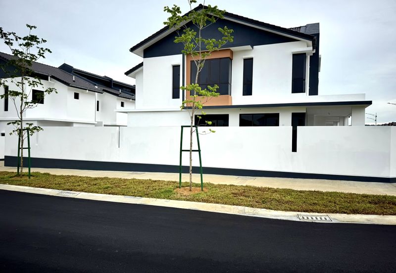 For Sale - Corner Lot Spacious Modern Design @ Anisa, Serenia City