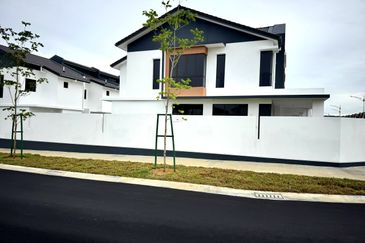 For Sale - Corner Lot Spacious Modern Design @ Anisa, Serenia City